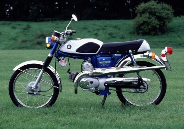 The Suzuki's AS-50 single cylinder two stroke engine produced a lively 4.9 bhp at 8500 rpm, which was propelling this light and handsome motorbike to well over 80 kph. 