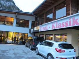Happy encounter: Tirol Klassik car dealer