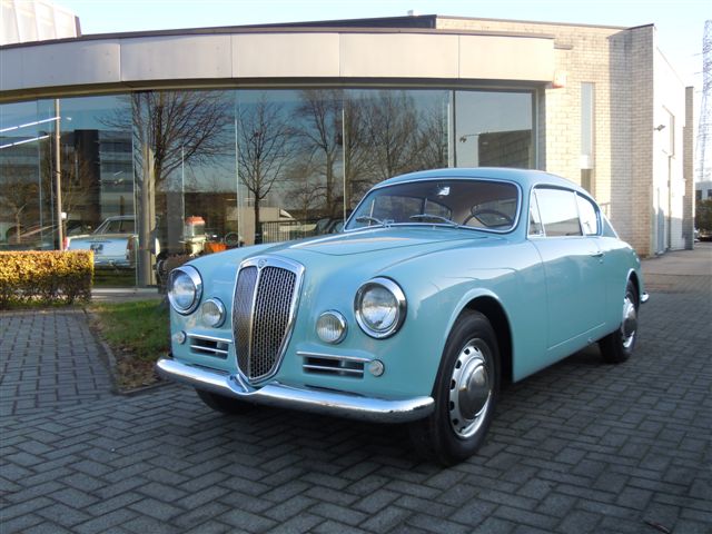 Another 1958 Lancia Aurelia B20 Series VI, painted in AZZURRO AGNANO-CELESTE AURELIA color. This is how our project car will look like when finished. Perfectly matching with the clear sunny sky of Greece!